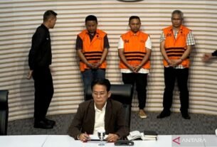 KPK Tetapkan Gubernur Riau dan Dua Pejabat Tersangka