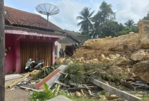 Darmakradenan Dilanda Longsor, Masyarakat Sementara Tinggal di Kerabat